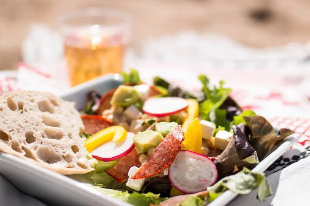 Feta-meetvurstisalaatti resepti