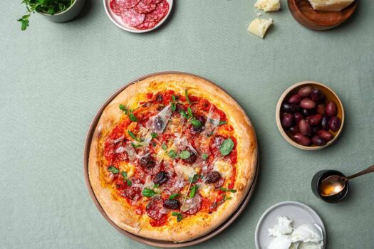 Kotivaran kuukauden resepti Välimerellinen salamipizza