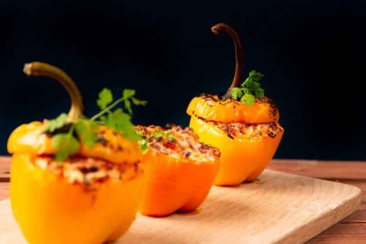 Pepperonilla täytetyt paprikat resepti