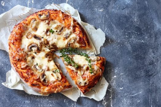 Salamipizza sienillä resepti