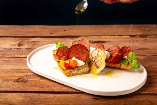 Valkosipuli­meetvursti­bruschetat resepti